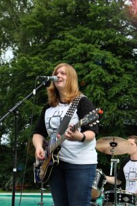 Pool Position Laura an der Gitarre